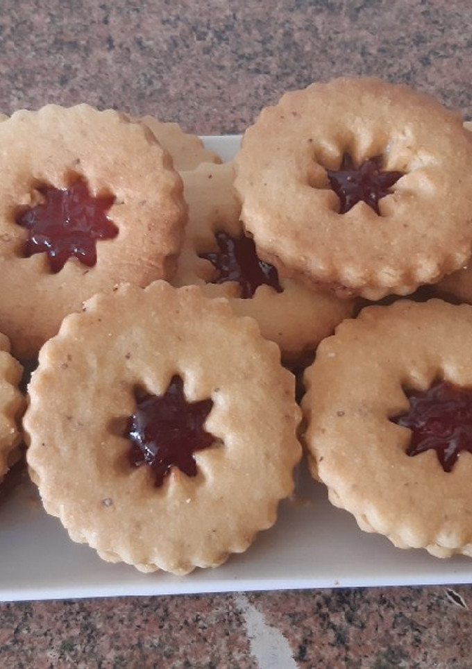 Una foto de Galletas DELICIOSAS sin huevo rellenas con mermelada de fresa