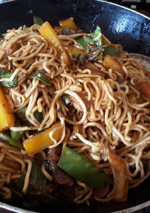 Une photo de Nouilles sautées à la viande de bœuf marinée à la sauce de soja