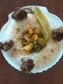 صورة لوصفة أرز مسقي بمرق احمر