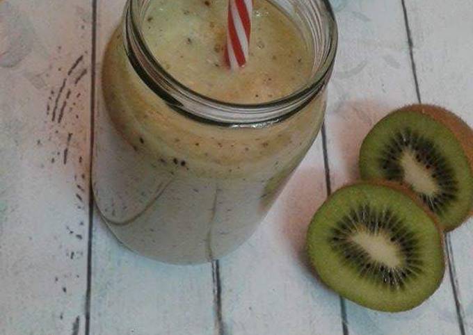 Easiest Way to Prepare Ultimate Kiwi &amp; banana smoothie 🍹
