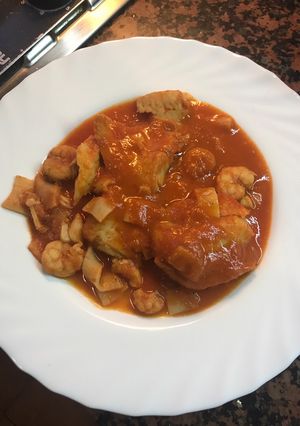 Una foto de Merluza con gambas y bocas de mar