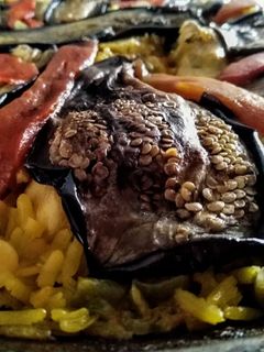 Una foto de Arroz paella con carnes y 2 langostinos...!🥘
