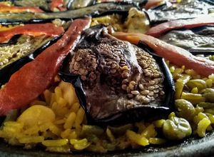 Una foto de Arroz paella con carnes y 2 langostinos...!🥘