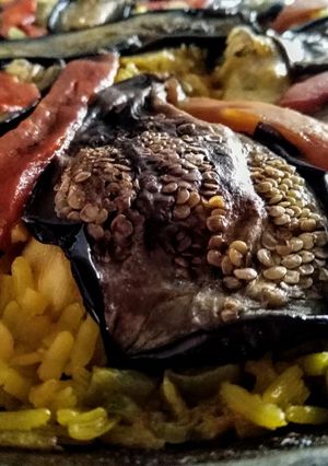 Una foto de Arroz paella con carnes y 2 langostinos...!🥘