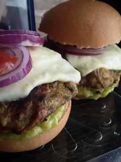 Una foto de Hamburguesas de Arvejas y pencas de acelga de mi casa... 🤔🍔🍔🍔🤨😜!!!