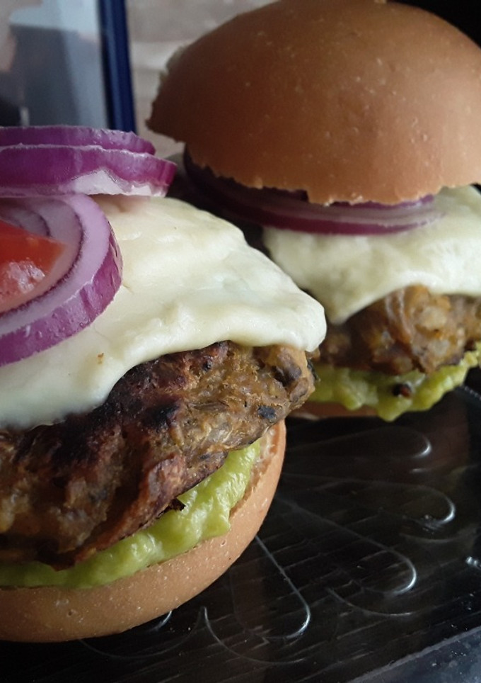 Una foto de Hamburguesas de Arvejas y pencas de acelga de mi casa... 🤔🍔🍔🍔🤨😜!!!