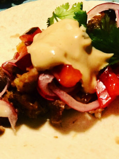 Una foto de Taco de costillas con cebolla encurtida y mahonesa de chipotle