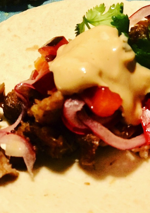 Una foto de Taco de costillas con cebolla encurtida y mahonesa de chipotle