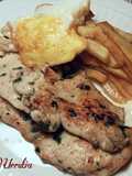 Filetes de pollo especiados, con patatas fritas y huevo con yema frita