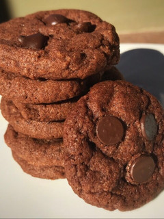 Una foto de Cookies de chocolate crujientes por fuera y suaves por dentro. Saben a brownie😍