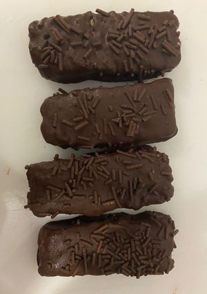 Una foto de Barritas de coco bañadas en chocolate 🍫 🥥