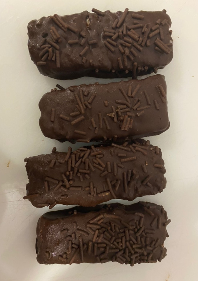 Una foto de Barritas de coco bañadas en chocolate 🍫 🥥