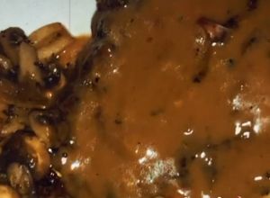 Foto de Bife com Molho de Cogumelos e Vinho do Porto