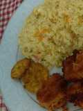Arroz amarillo con nuggets de pollo caseros