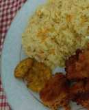Arroz amarillo con nuggets de pollo caseros