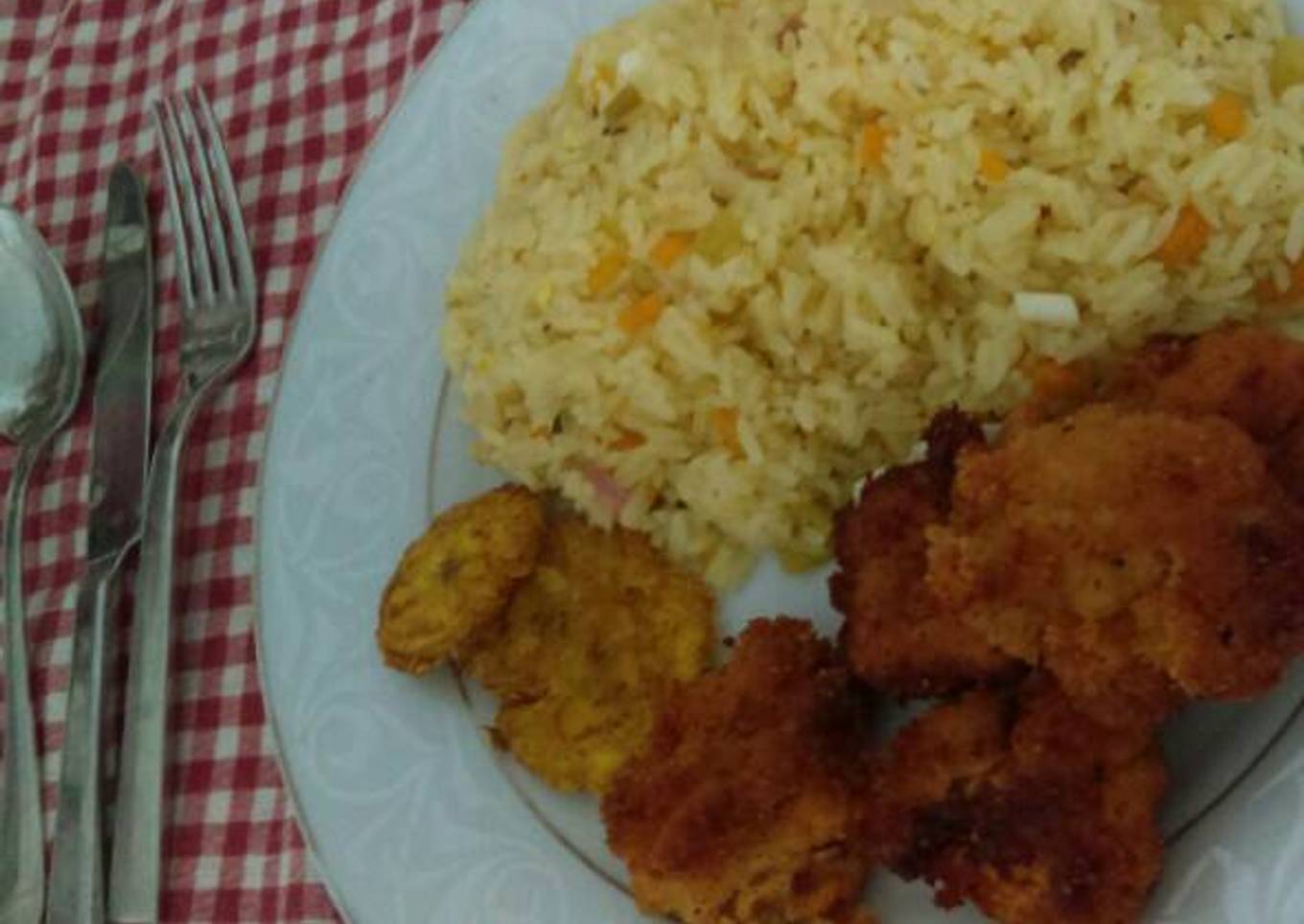 Arroz amarillo con nuggets de pollo caseros