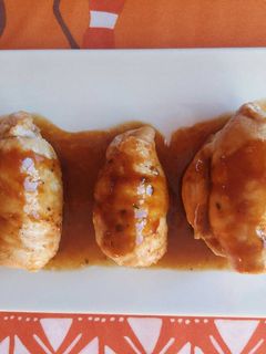 Una foto de Rollitos de pollo rellenos de jamón serrano y queso de trufa