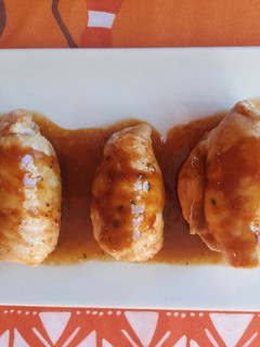 Una foto de Rollitos de pollo rellenos de jamón serrano y queso de trufa