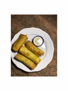 A picture of Spring rolls and a garlic dip.