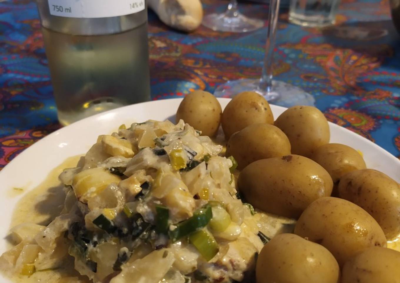 Atún rojo con salsa de puerros y papines