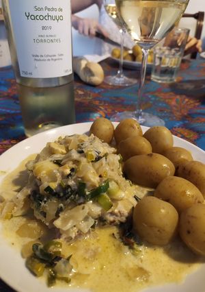 Una foto de Atún rojo con salsa de puerros y papines