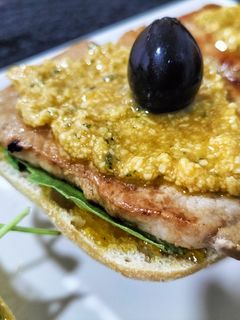 Una foto de Pintxo de lomo ahumado con mermelada de calabaza, rúcula y picadillo de almendra