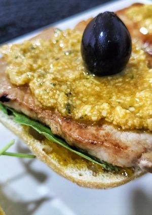 Una foto de Pintxo de lomo ahumado con mermelada de calabaza, rúcula y picadillo de almendra
