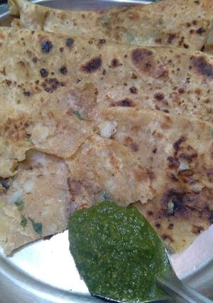 A picture of Aalo paratha.