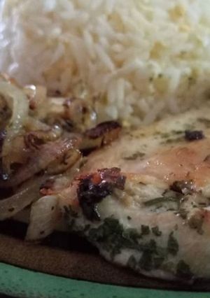 Una foto de Pollo a la plancha con cebolla