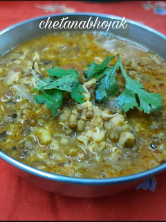 मोड आलेल्या हिरव्या मुगाची भाजी (mood alelya hirvya moongachi bhaji recipe in marathi) रेसिपी चे मुख्य फोटो