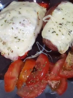 Una foto de Papas asada al horno con relleno de pollo 😋