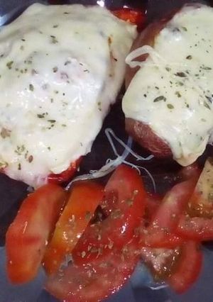 Una foto de Papas asada al horno con relleno de pollo 😋