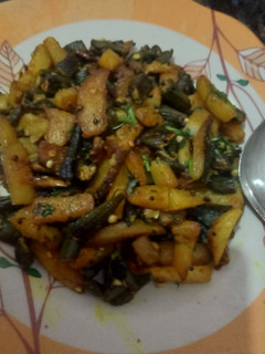 भिंडी आलू की चटपटी सूखी सब्जी(bhindi aloo ki sukhi sabzi recipe in hindi) रेसिपी मुख्य फोटो