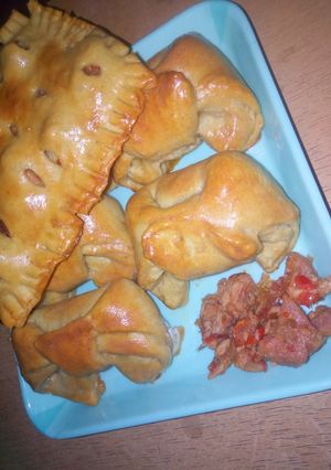 A picture of Bow tie meat pie.