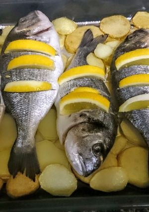Una foto de Dorada al horno con colchón de papas
