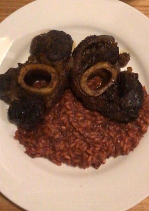 Una foto de Osobuco breseado + risotto de remolacha