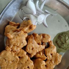 A picture of Besan pakodi.