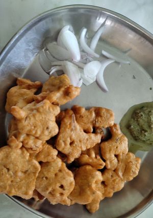 A picture of Besan pakodi.