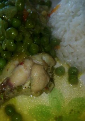 Una foto de Alitas de pollo arvejadas