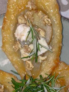 Una foto de Peras hojaldradas con roquefort