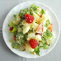 Una foto de Ensalada de Espinaca, manzana y fresa