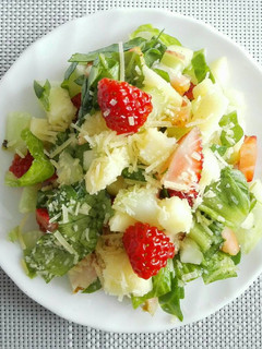 Una foto de Ensalada de Espinaca, manzana y fresa