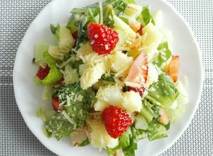 Una foto de Ensalada de Espinaca, manzana y fresa