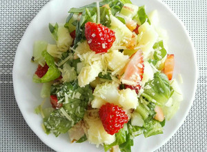 Una foto de Ensalada de Espinaca, manzana y fresa