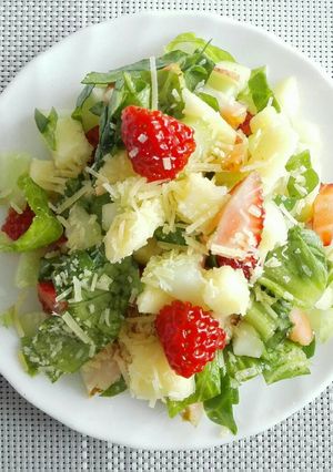 Una foto de Ensalada de Espinaca, manzana y fresa