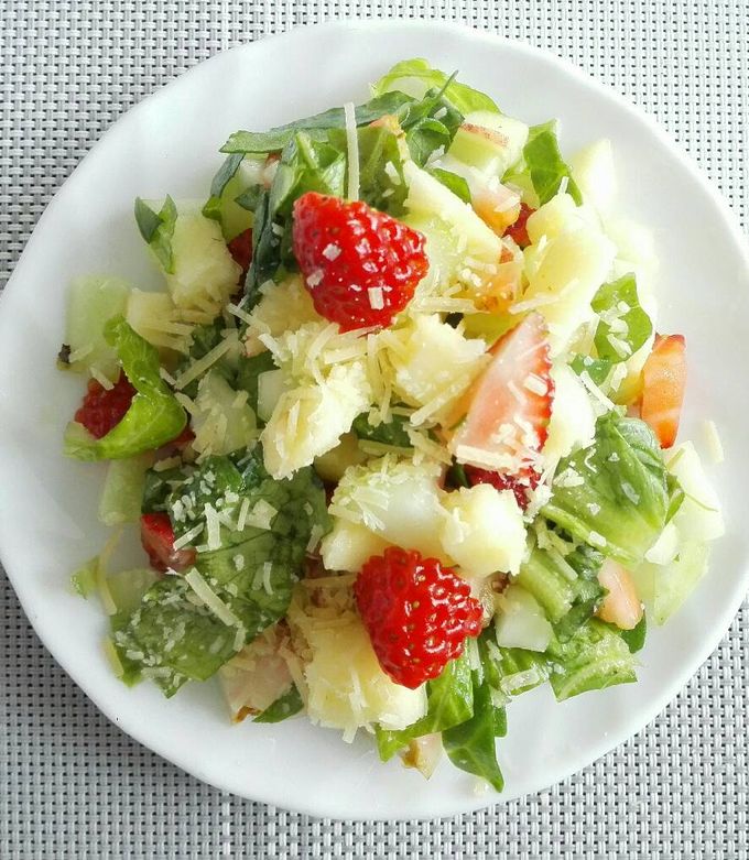Una foto de Ensalada de Espinaca, manzana y fresa