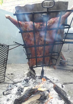 Una foto de Cordero patagónico al asador (al palo)