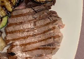 Legumes salteados com Bife de atum grelhado na chapa