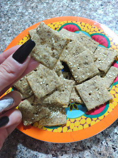 Una foto de ~ Crackers de queso keto~