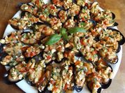 Una foto de picadillo con pepino cebolla